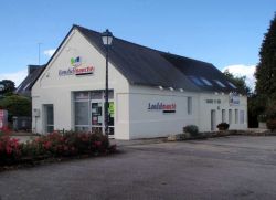 Landudal-mairie et commerce.JPG